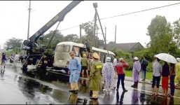 Xe biển xanh chở cán bộ lao xuống ruộng, nhiều người thoát nạn